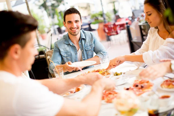 Jóvenes junto a la mesa — Foto de Stock