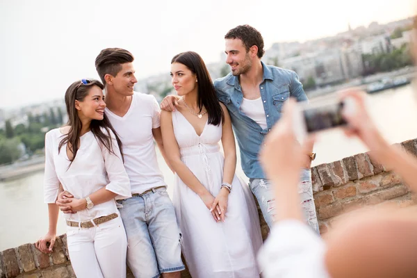 Les jeunes au bord de l'eau — Photo