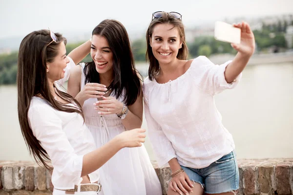 Young women on the waterfront — Stock Photo, Image