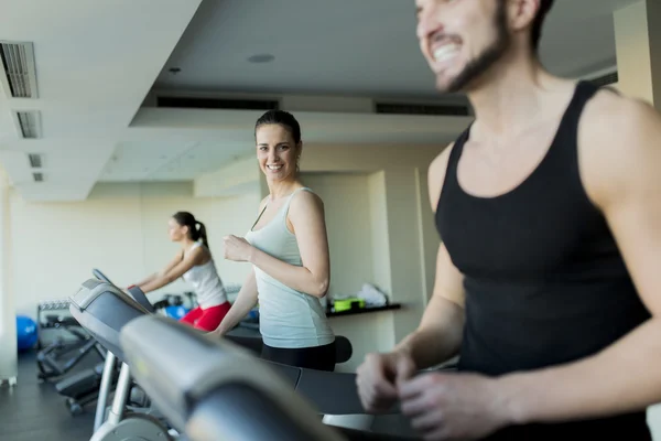 Ung kvinna i gymmet — Stockfoto