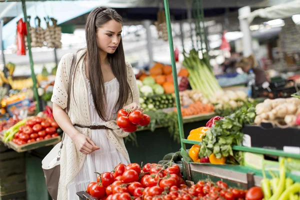 Молодая женщина на рынке — стоковое фото