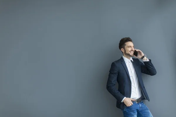 Ung man med mobiltelefon — Stockfoto