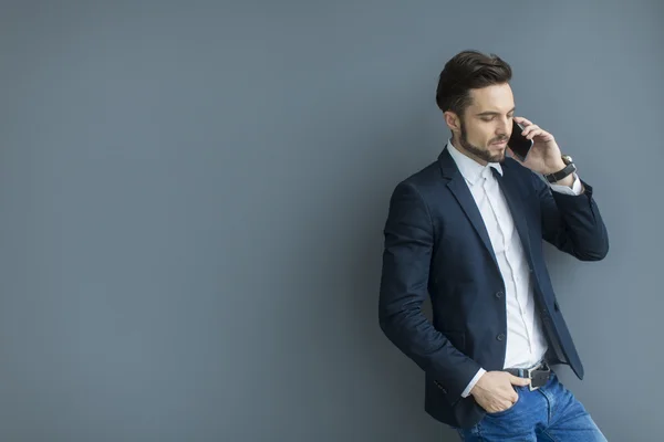 Ung man med mobiltelefon — Stockfoto