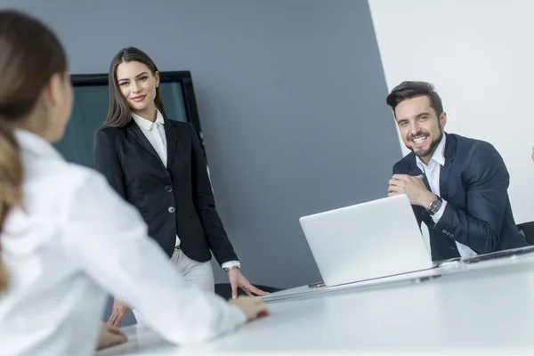 Junge Leute im Büro — Stockfoto