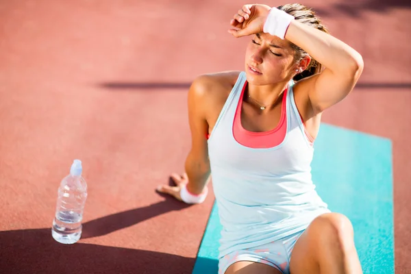 Jovem mulher fazendo exercício — Fotografia de Stock