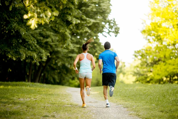 Joven pareja corriendo —  Fotos de Stock