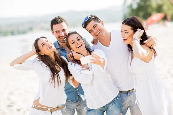 Young people on the beach — Stock Photo, Image