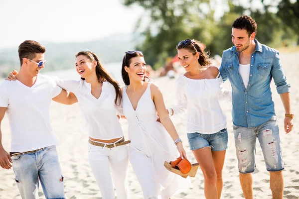 Young people on the beach — Stock Photo, Image