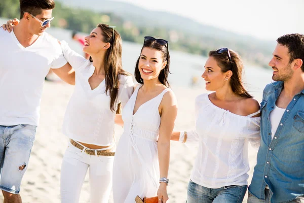 Young people on the beach — Stock Photo, Image