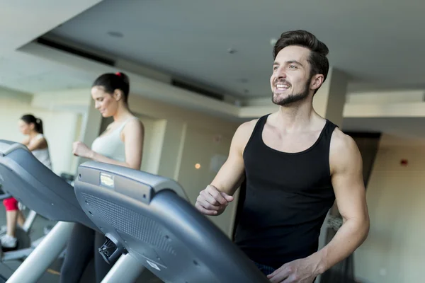 Jeune homme dans la salle de gym — Photo