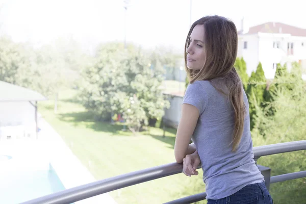 Jovem mulher no terraço — Fotografia de Stock