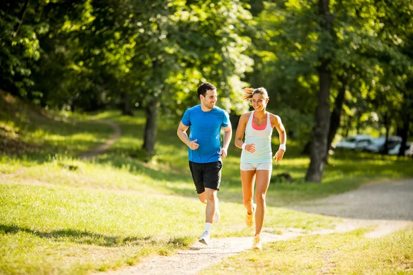 Joven pareja corriendo — Foto de Stock