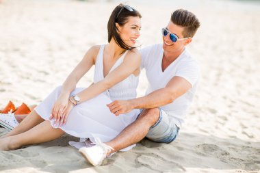 Kumsaldaki genç çift.