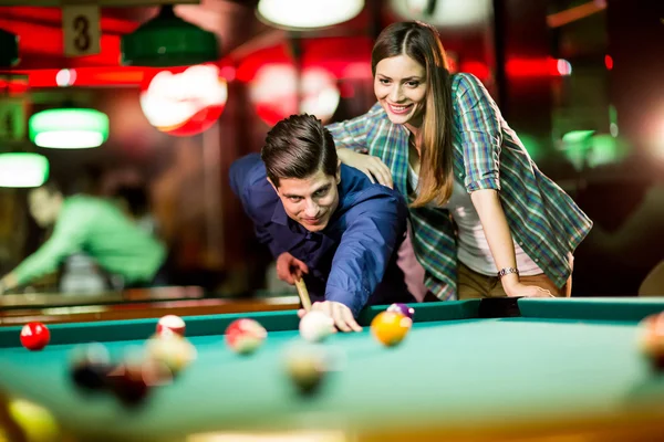 Jovem casal jogando piscina — Fotografia de Stock