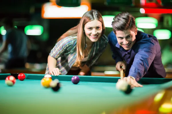Young couple playing pool — Stock Photo, Image