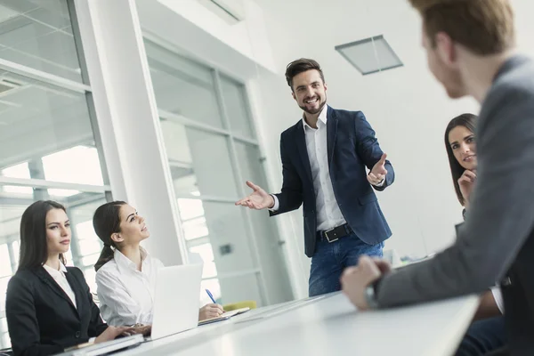 Jóvenes en la oficina — Foto de Stock