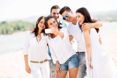 Kumsaldaki gençler.