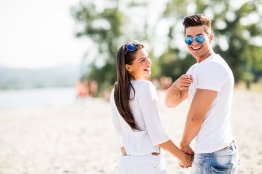 Kumsaldaki genç çift.