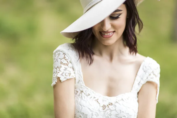 Mujer joven con un sombrero — Foto de Stock