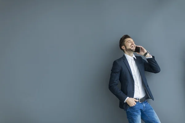 Ung man med mobiltelefon — Stockfoto