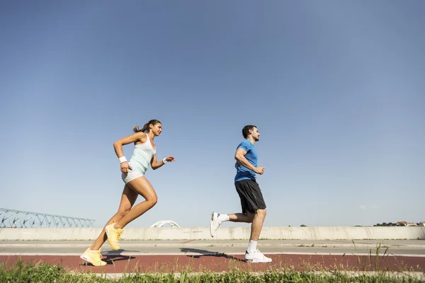 Joven pareja corriendo — Foto de Stock