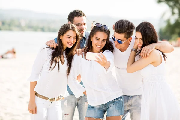 Young people on the beach — Stock Photo, Image