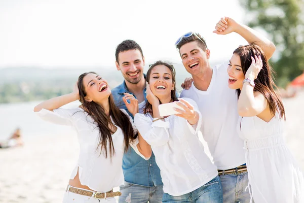 Young people on the beach — Stock Photo, Image