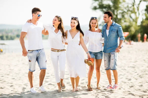 Young people on the beach — Stock Photo, Image