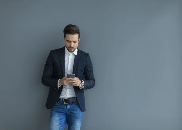 Jovem com telefone celular — Fotografia de Stock