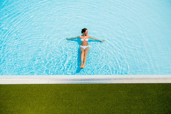Jonge vrouw in het zwembad — Stockfoto