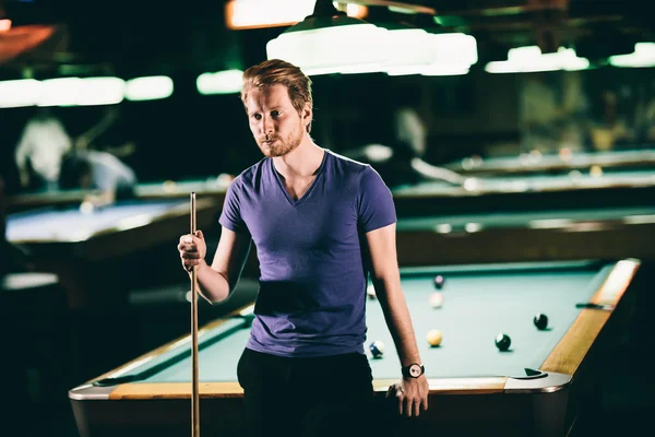 Young man playing pool — Stock Photo, Image