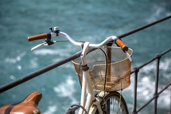 Bicicleta junto ao mar — Fotografia de Stock