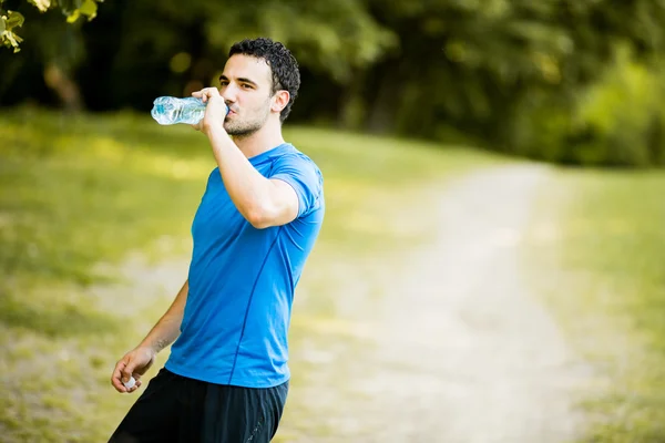 Giovane uomo acqua potabile — Foto Stock