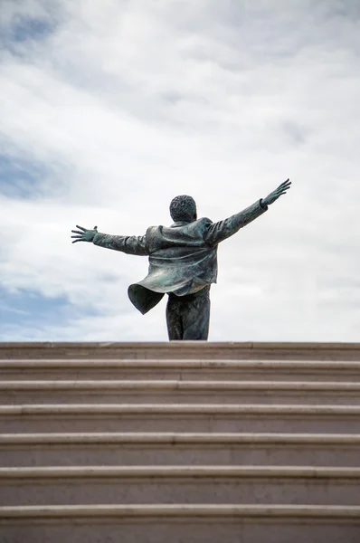 Estátua de Domenico Modugno em Polignano, Italia — Fotografia de Stock