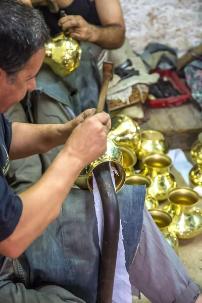 Handcraftsman i Fès, Morocco — Stockfoto