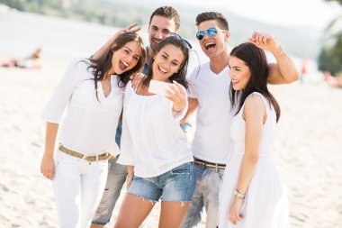 Kumsaldaki gençler.