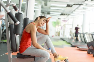 Spor salonunda çalışan genç bir kadın.