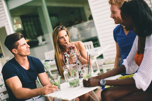 Jeunes amis multiraciaux au café — Photo