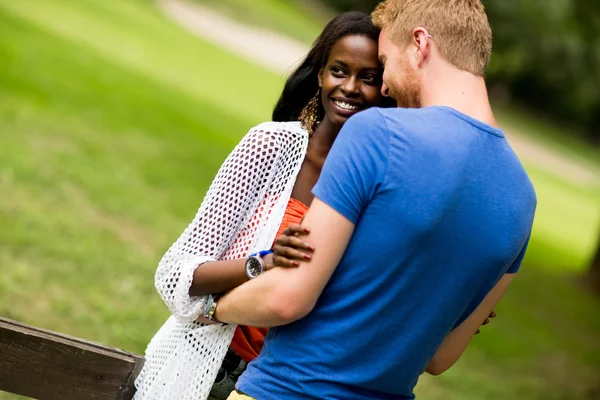 Casal multirracial no parque — Fotografia de Stock