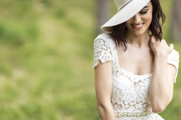 Giovane donna con un cappello — Foto Stock