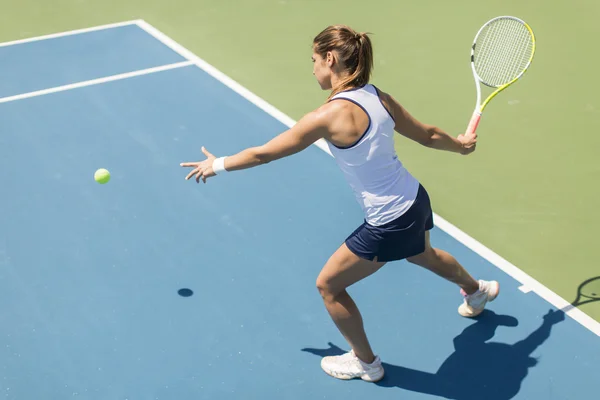Joven mujer jugando tenis — Foto de Stock