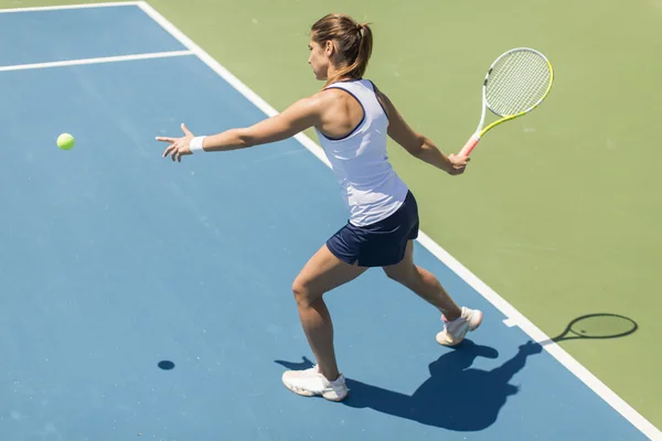 Tenis oynayan genç bir kadın — Stok fotoğraf