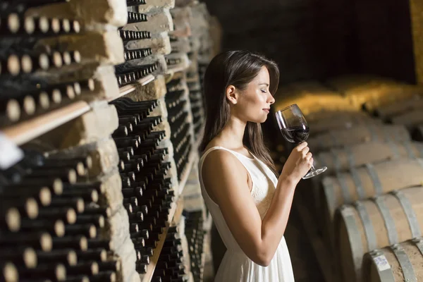 Jeune femme dans la cave à vin — Photo