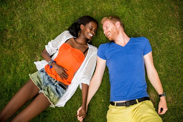 Multiraciale paar in het park — Stockfoto