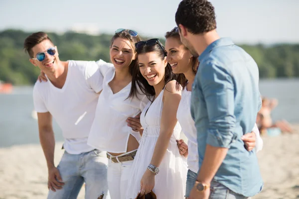 Young people on the beach — Stock Photo, Image