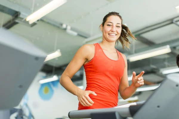 Junge Frau trainiert im Fitnessstudio — Stockfoto