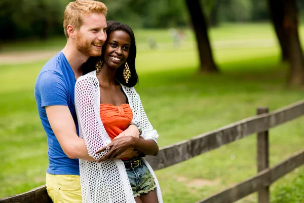 Multiracial par i parken — Stockfoto