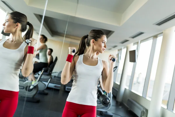 Entraînement de femme au gymnase — Photo