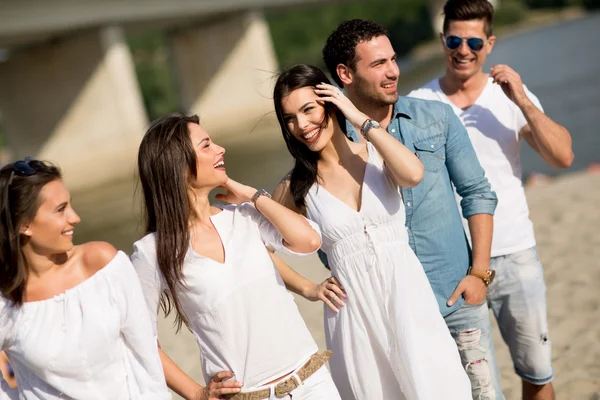 Young people on the beach — Stock Photo, Image