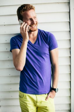 Cep telefonu olan adam.